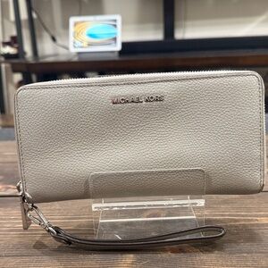 Michael Kors Jet Set Continental Saffiano Leather Wallet/Phone Holder (EUC)